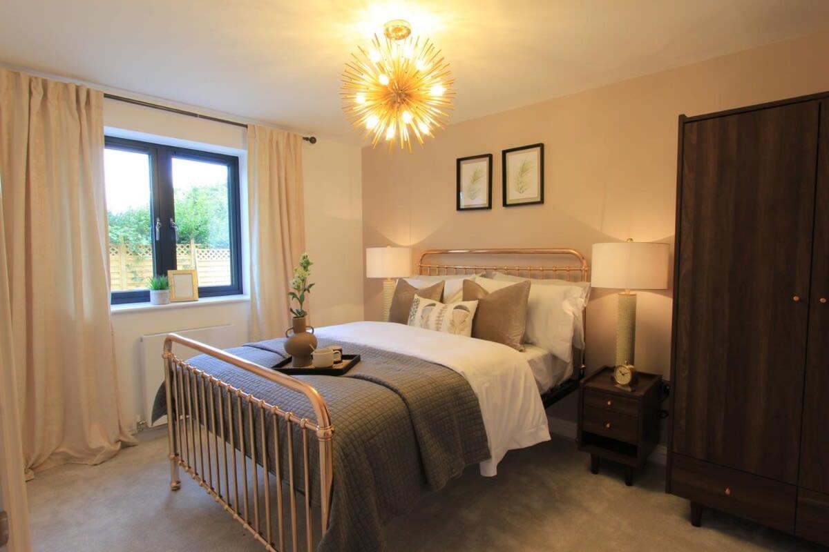 Cabot Mews 3 *
