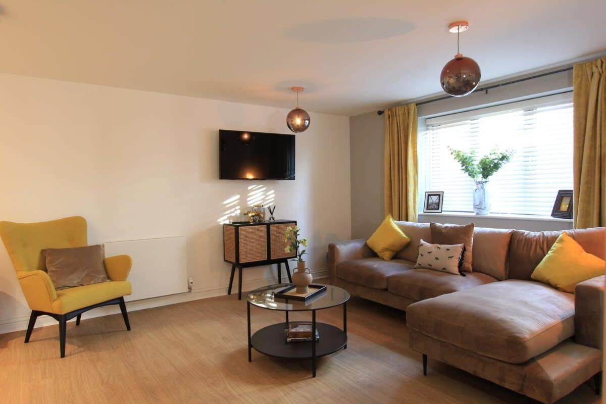 Cabot Mews 3 *